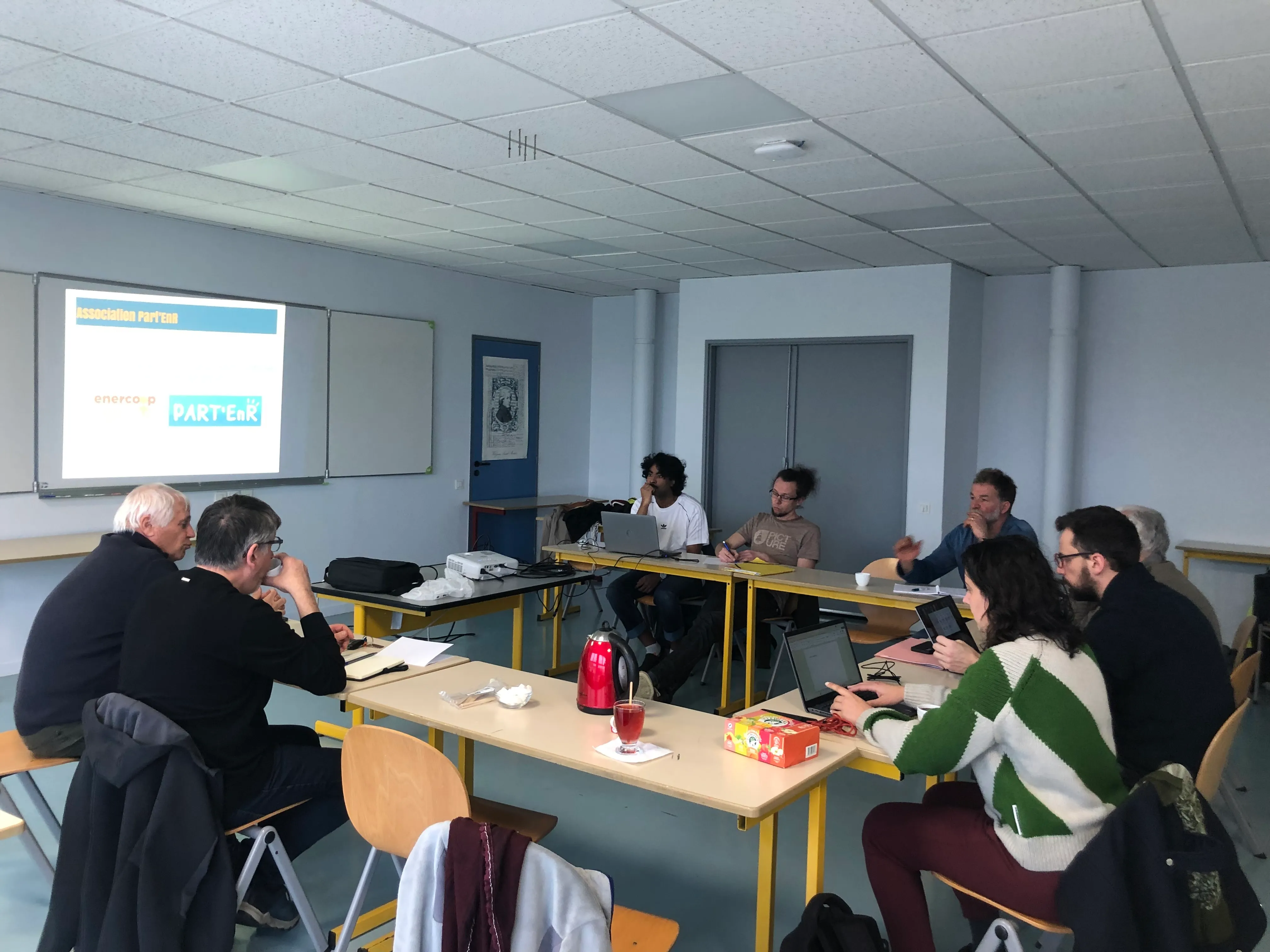 Membres de l'association Part'EnR lors d'une installation solaire citoyenne