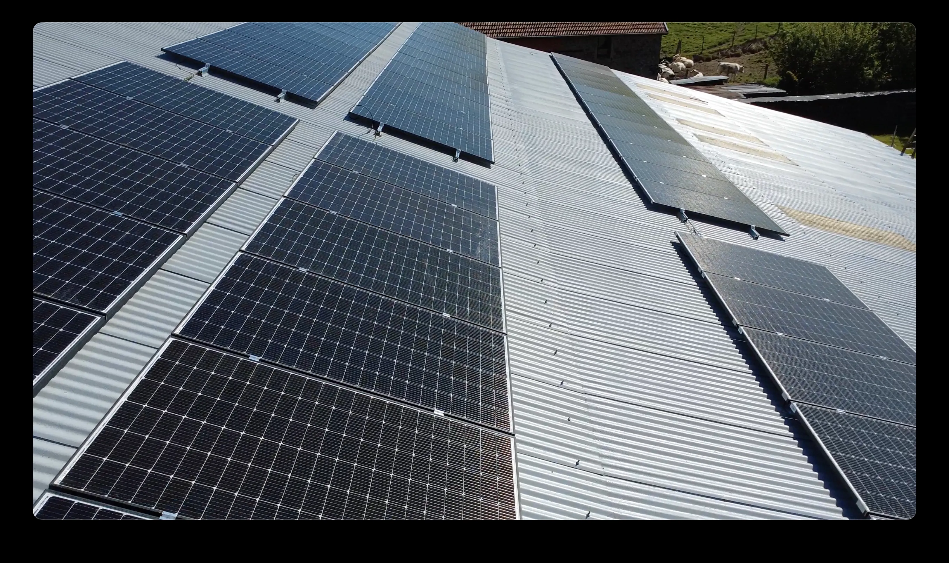 Vue aérienne de l'installation Vioménil — toiture agricole équipée de panneaux solaires